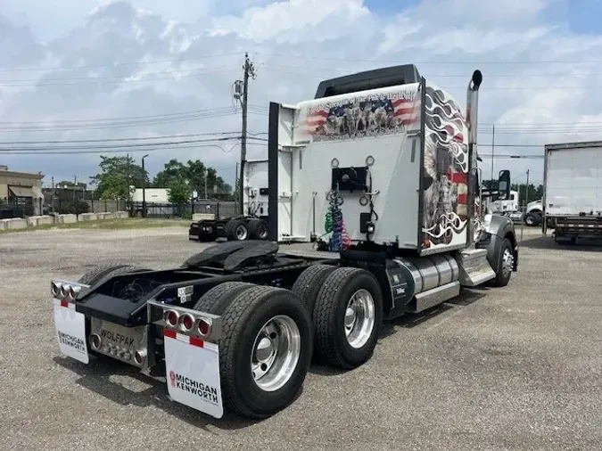 2023 Kenworth W990