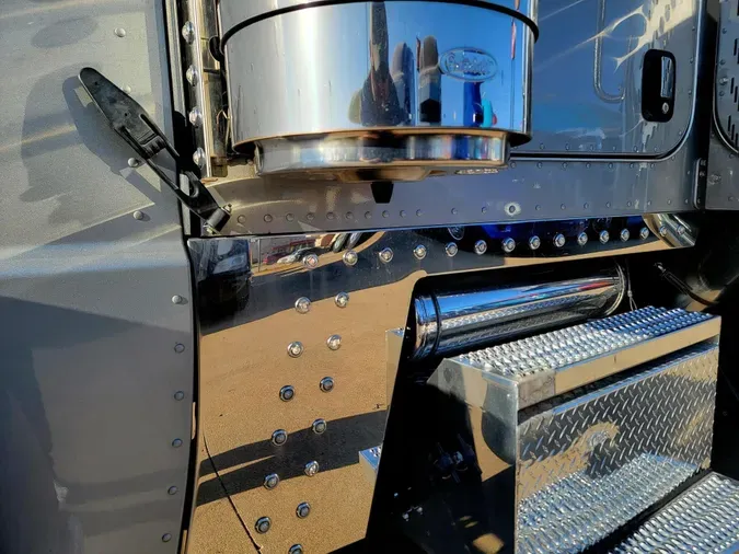 2023 Peterbilt 389