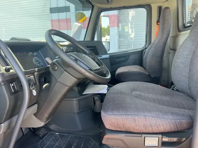 2019 VOLVO VNL64T-300