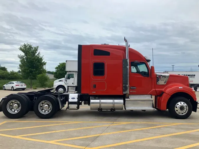 2023 Kenworth W990