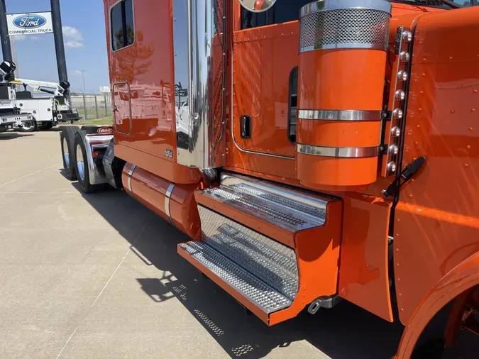 2023 Peterbilt 389
