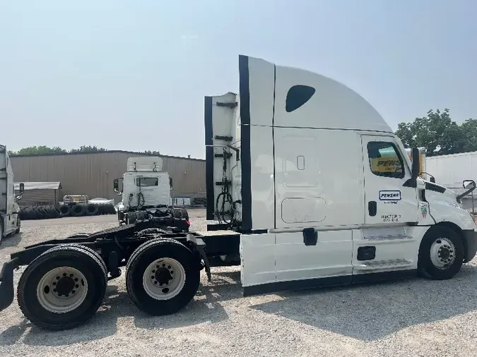 2021 Freightliner T12664ST