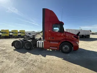 2020 VOLVO VNR64T300