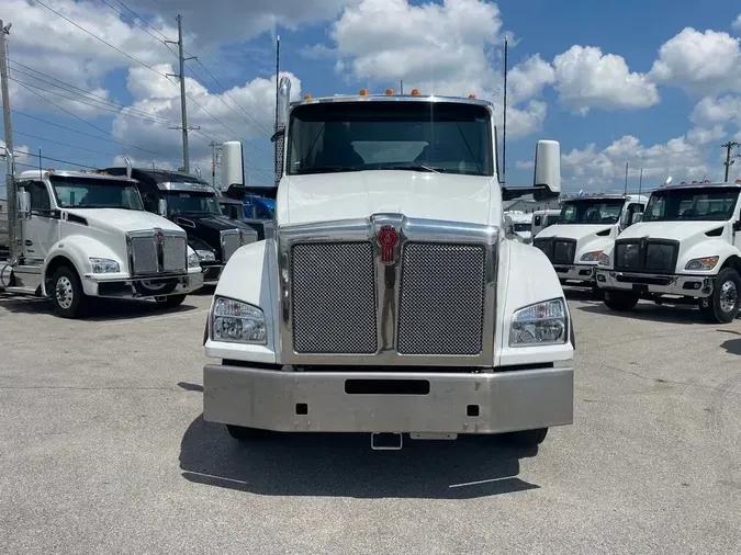 2025 Kenworth T880