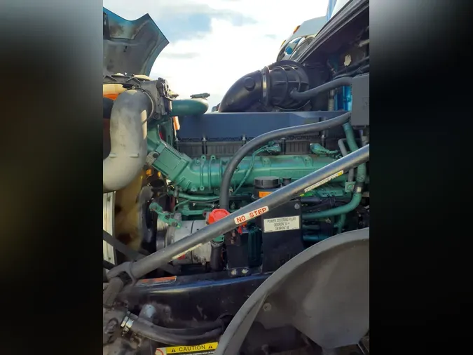 2019 VOLVO VNL64T-300