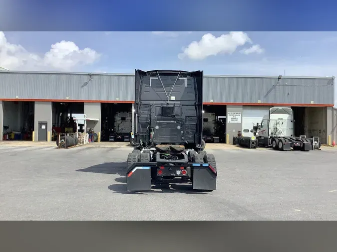 2022 Volvo VNL860