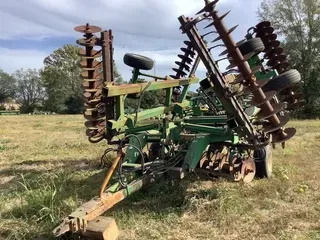 2000 John Deere 637