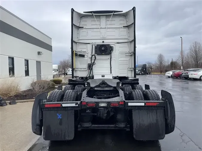 2021 VOLVO VNL740