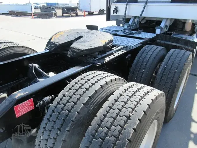 2015 VOLVO VNL64T300
