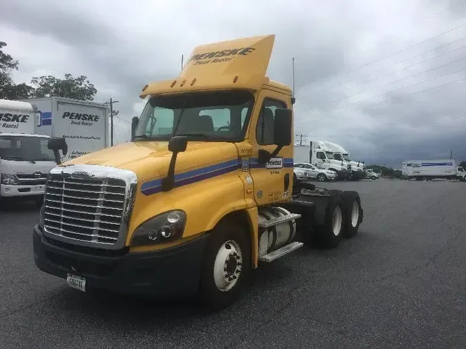 2015 Freightliner X12564ST