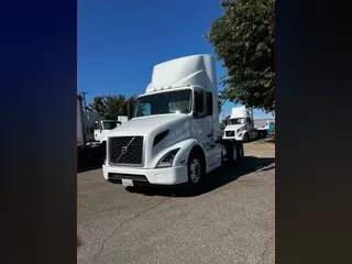 2018 VOLVO VNL64T-300