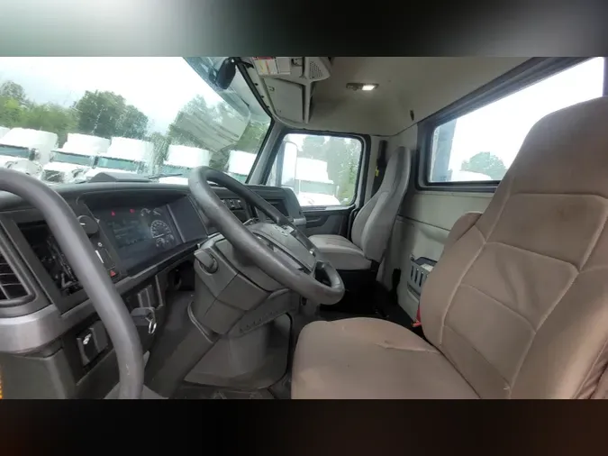 2019 Volvo VNL300