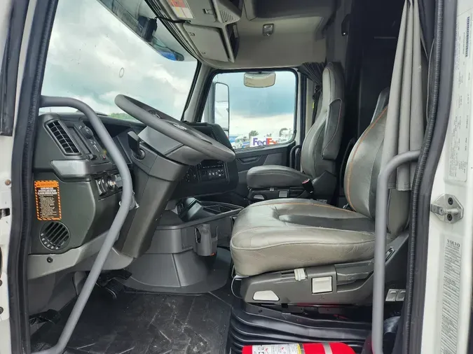 2023 VOLVO VNL64T860