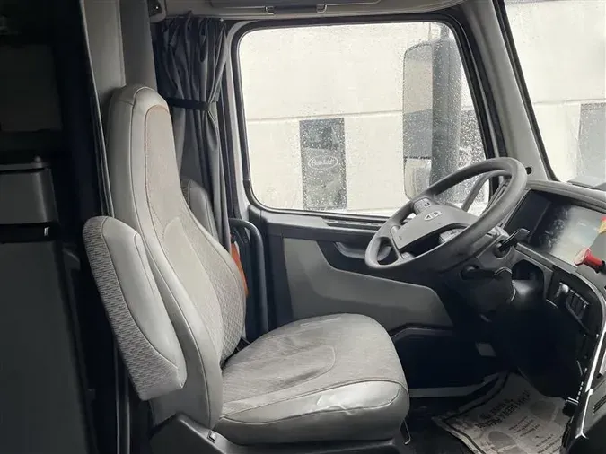 2021 VOLVO VNL64T760