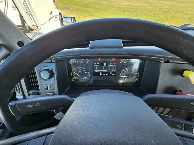 2021 VOLVO VNR64T300