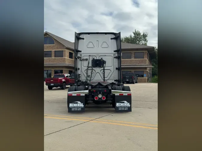 2022 FREIGHTLINER Cascadia 126
