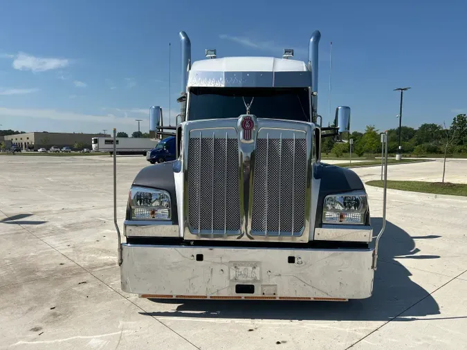 2023 Kenworth W990