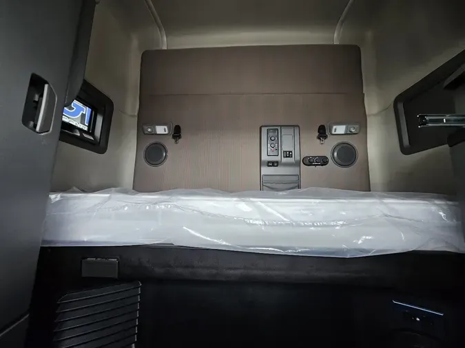 2022 VOLVO VNL64T740