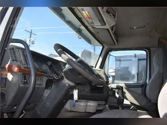 2011 VOLVO VNL64T300