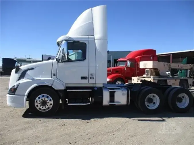 2018 VOLVO VNL64T300