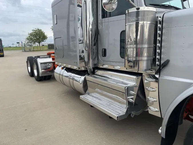 2022 Peterbilt 389