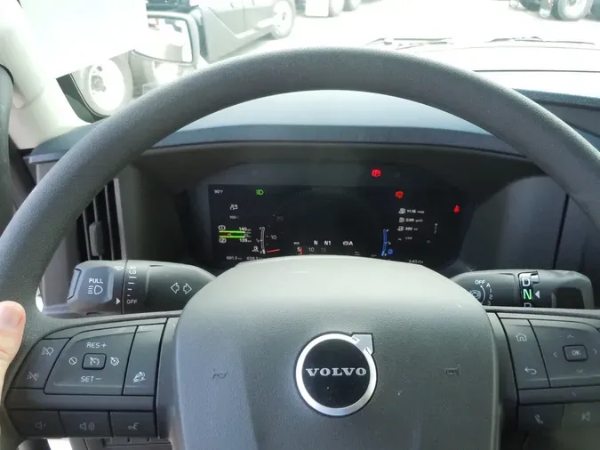 2025 VOLVO VNL64T860