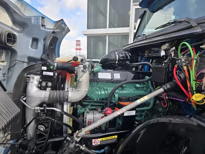 2025 VOLVO VNL64T860