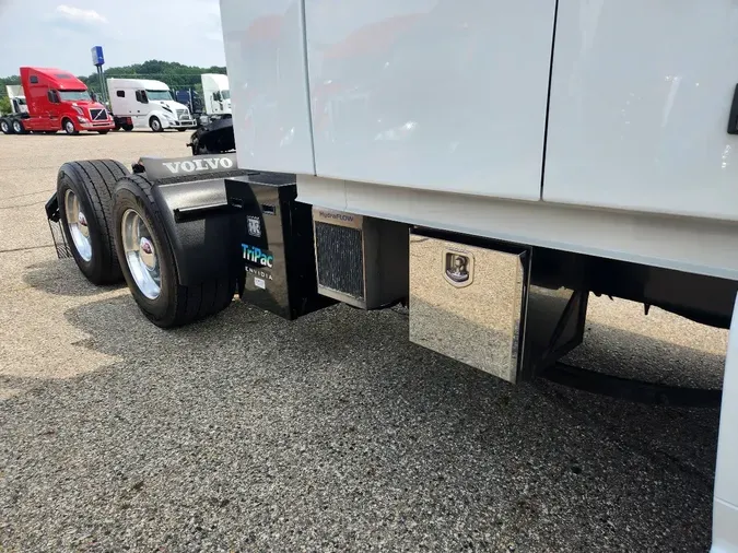 2023 VOLVO VNL64T740