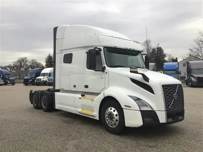 2021 VOLVO VNL740