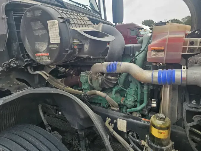 2019 VOLVO VNL42T 300