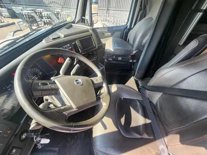 2025 VOLVO VNL64T860