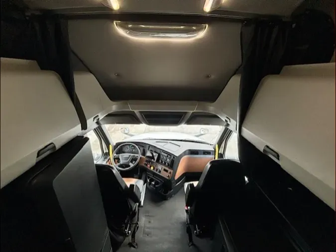 2021 Freightliner Cascadia 126
