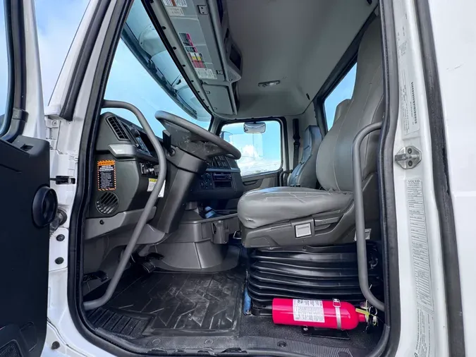 2019 VOLVO VHD ROLL OFF