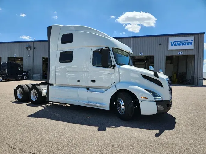 2023 VOLVO VNL64T860