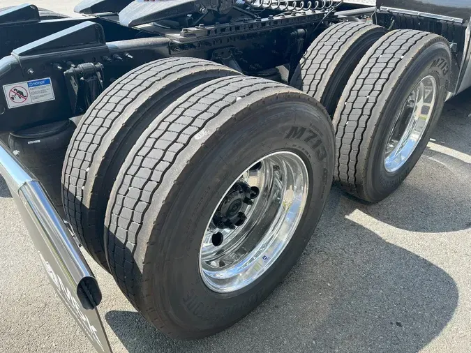 2026 VOLVO VNL64T300