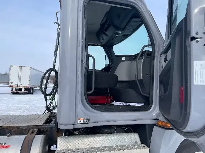 2018 Freightliner T12664ST