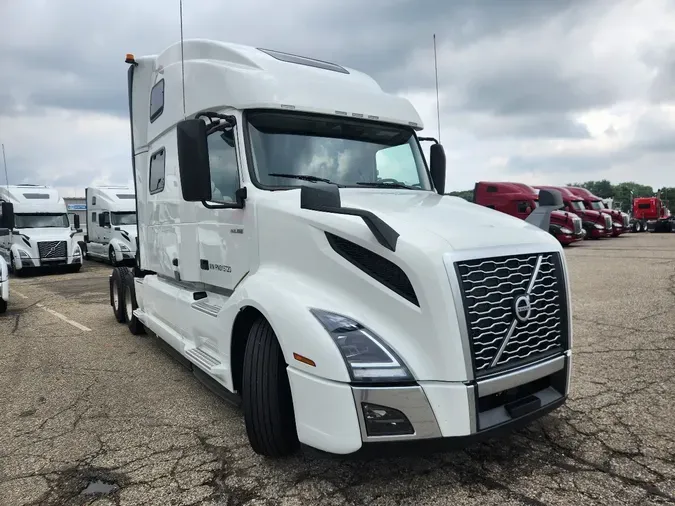 2023 VOLVO VNL64T860