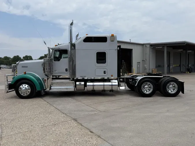 2020 Kenworth W900