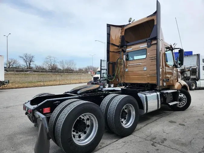 2022 VOLVO VNL64T300