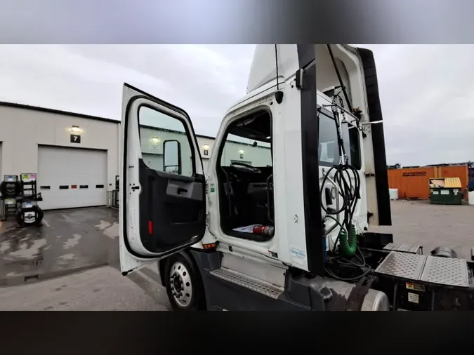 2020 Freightliner Cascadia 126