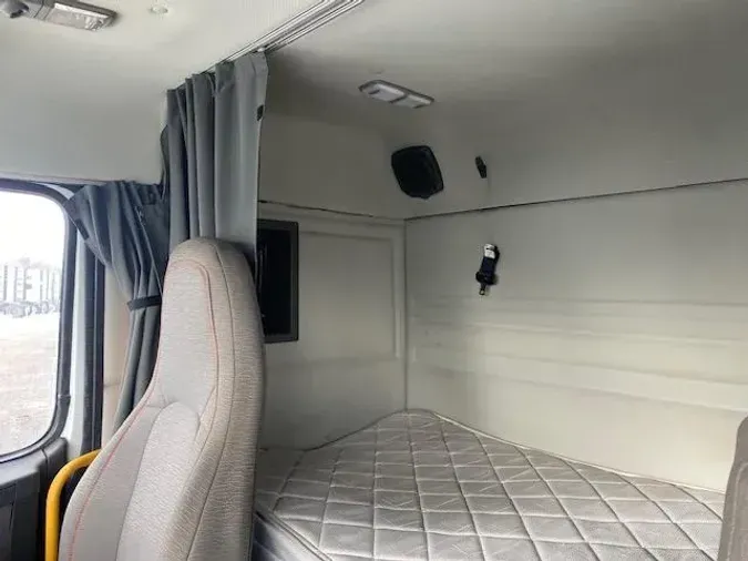 2023 Volvo VNR64T400