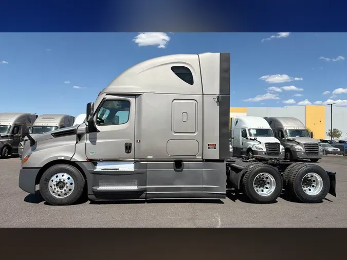 2023 Freightliner Cascadia 126