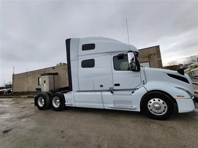 2022 VOLVO VNL760