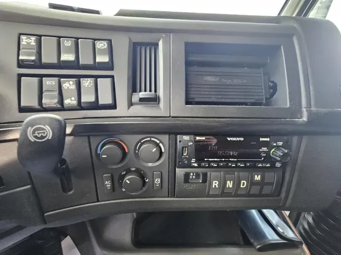 2022 VOLVO VNL64T740