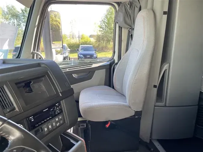 2020 VOLVO VNR640