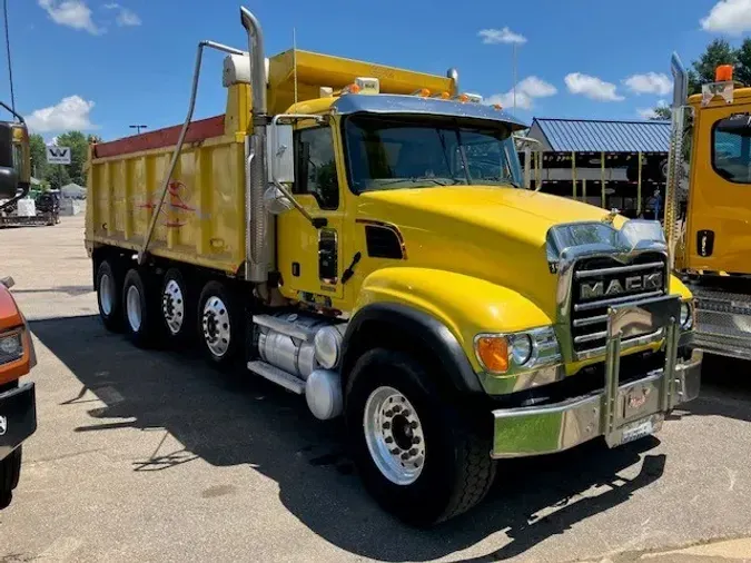 2004 Mack 700