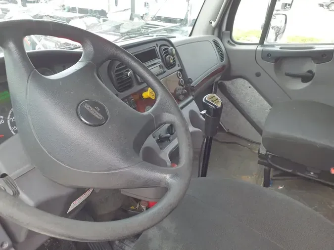 2016 FREIGHTLINER M2 106