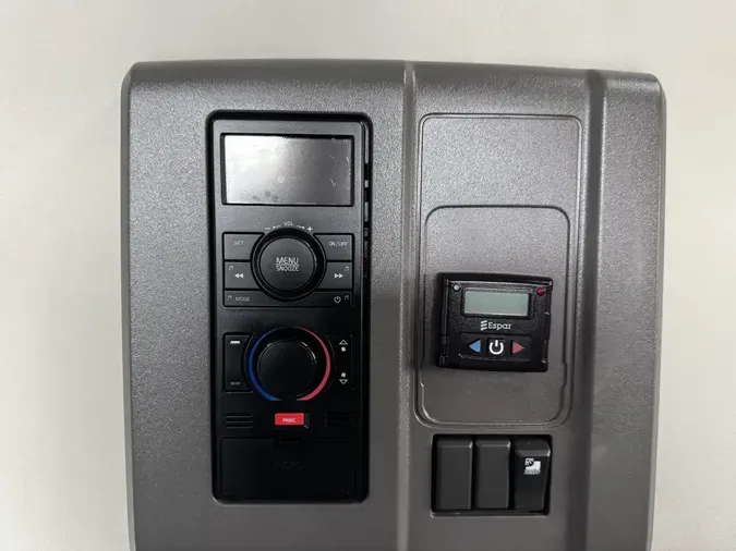 2021 VOLVO VNL64T760