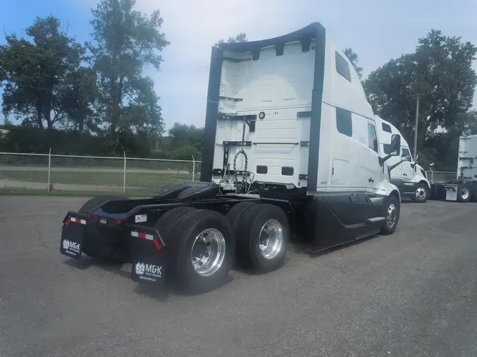 2025 VOLVO VNL64T860