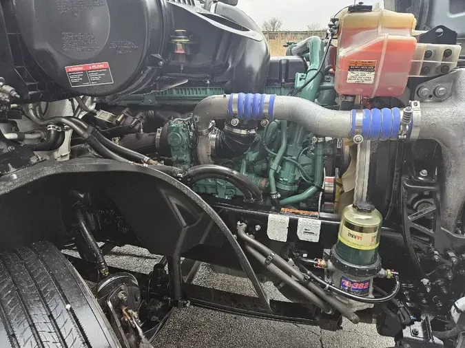 2021 VOLVO VNL64T760